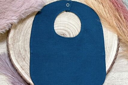 Bavoir bébé marine et motifs à fleurs