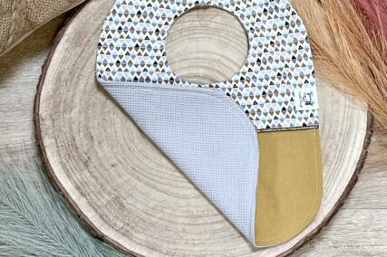 Bavoir bébé jaune à motifs géométriques