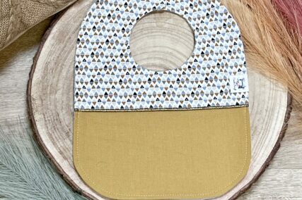 Bavoir bébé jaune à motifs géométriques