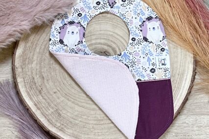 Bavoir bébé violet à motifs de koala