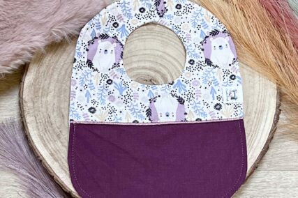 Bavoir bébé violet à motifs de koala