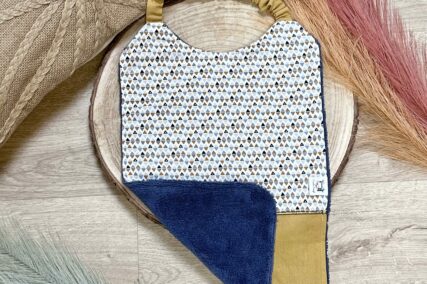 Bavoir maternelle jaune à motifs géométriques