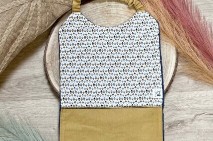 Bavoir maternelle jaune à motifs géométriques