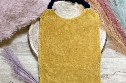 Bavoir maternelle marine et motifs à fleurs