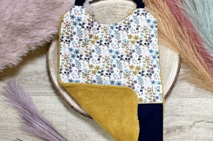 Bavoir maternelle marine et motifs à fleurs