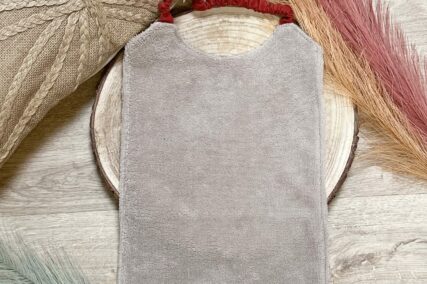 Bavoir maternelle ocre à motifs de renards