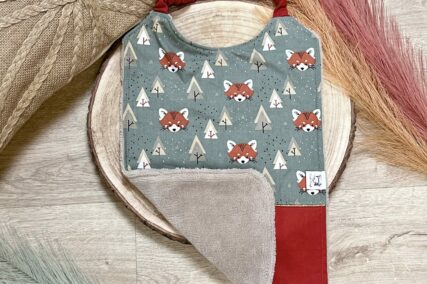 Bavoir maternelle ocre à motifs de renards
