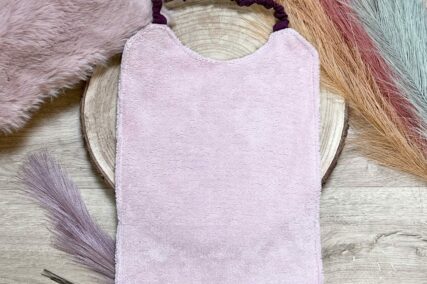 Bavoir maternelle violet à motifs de koala