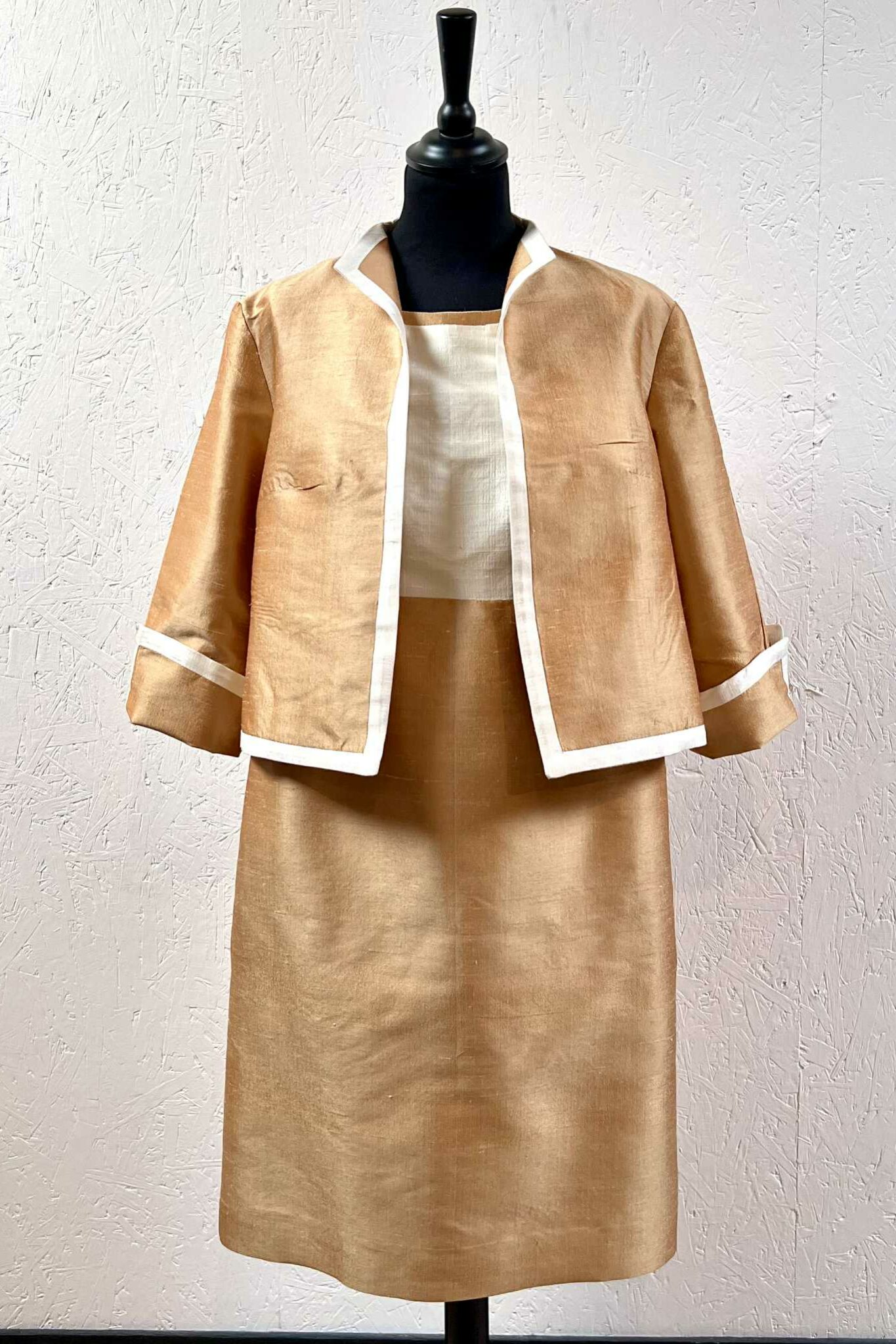 Ensemble tailleur-robe Manches Retournées Ensemble tailleur-robe en soie shantung de thailande
