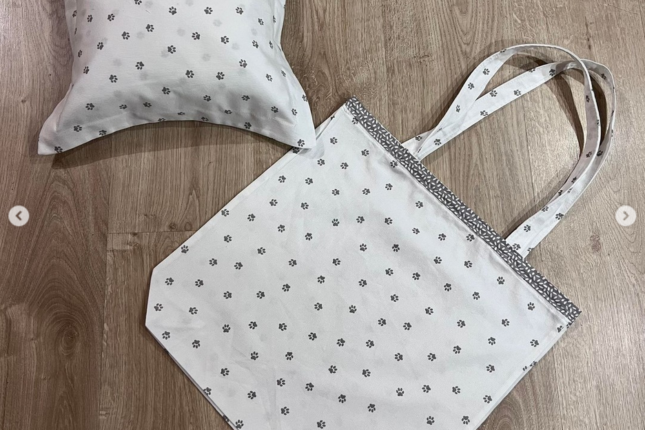 Tote Bag avec son oreiller et sa taie assortis