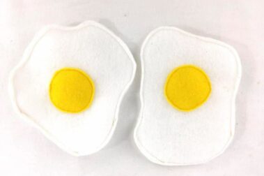 Oeufs au plat en feutrine