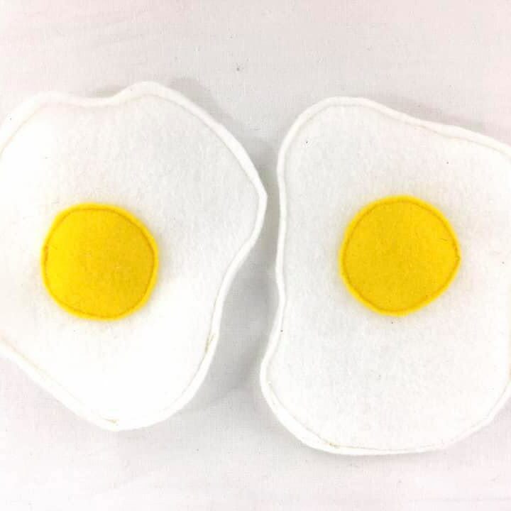 Oeufs au plat en feutrine