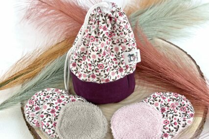 Panière violette fermée avec lingettes rondes beiges et roses