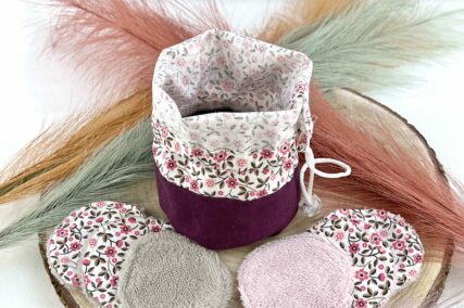 Panière violette ouverte avec lingettes rondes beiges et roses