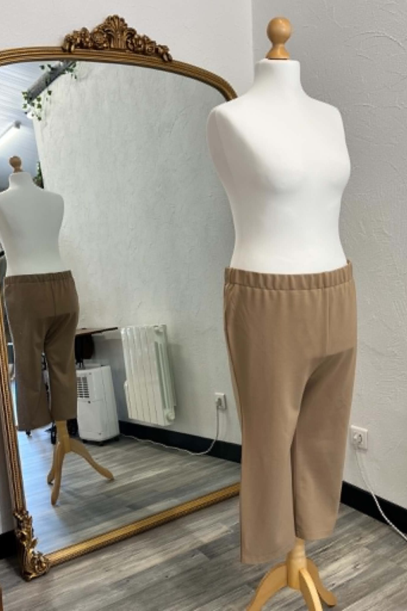 Pantalon sur mesure Louise profil Pantalon sur mesure par CréatiBreizh