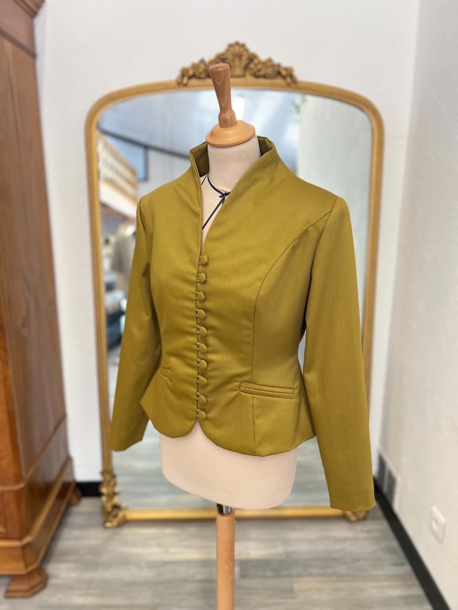 Veste sur mesure Josiane profil devant miroir Veste sur mesure de Josiane par CréatiBreizh