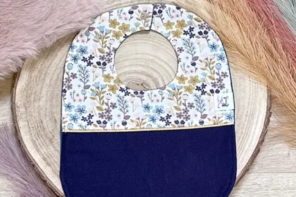 Bavoir bébé marine et motifs à fleurs