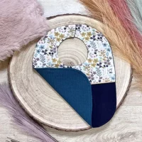 Bavoir bébé marine et motifs à fleurs
