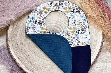 Bavoir bébé marine et motifs à fleurs